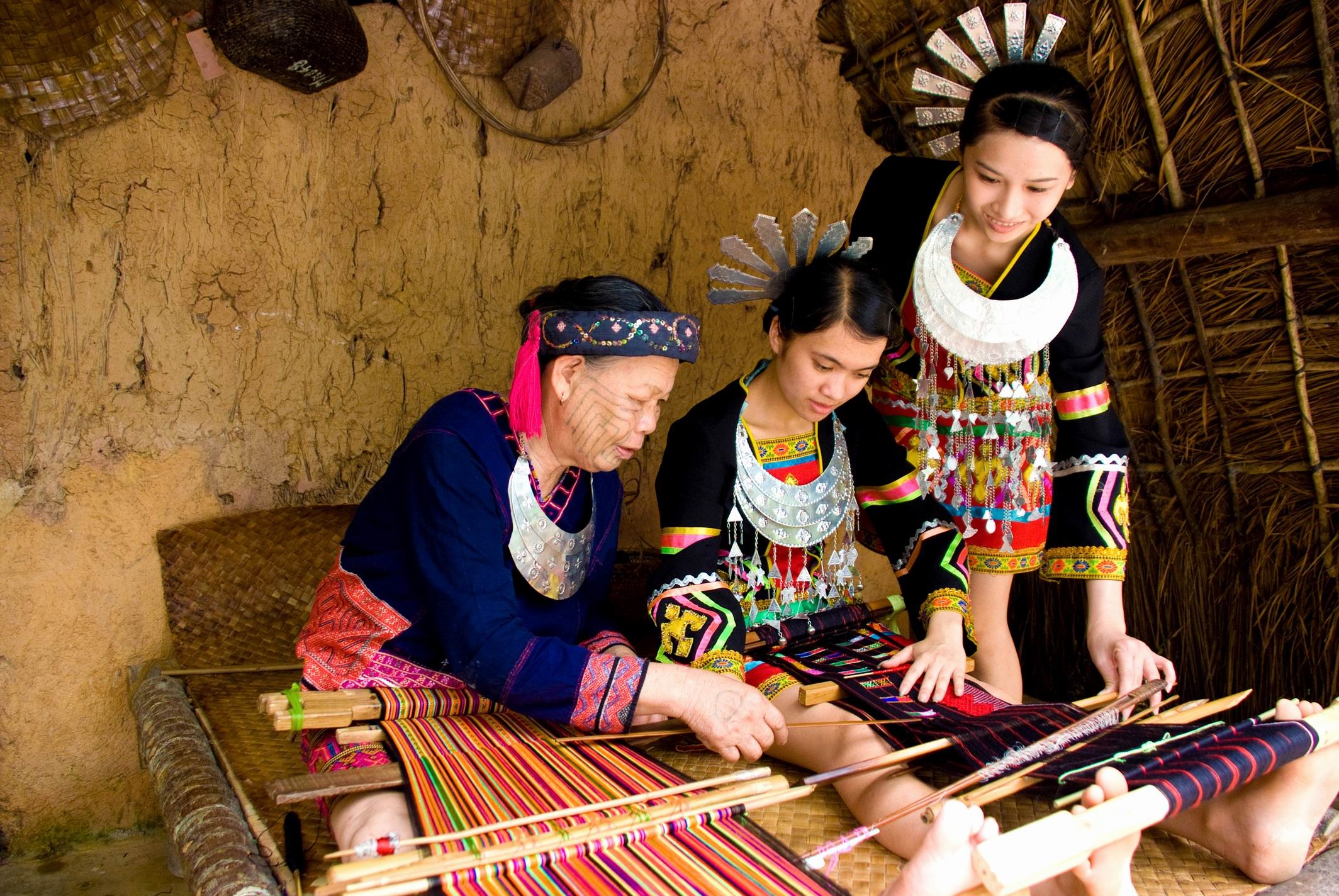 Этнические установки. Деревня народностей ли и Мяо. Народ Мяо Китай. Этнографическая деревня ли и Мяо. Народность Мяо в Китае.