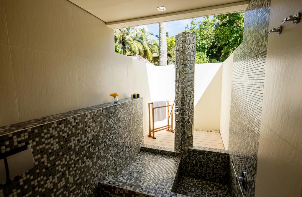 نمای داخلی حمام هتل هالیدی این کاندوما مالدیو