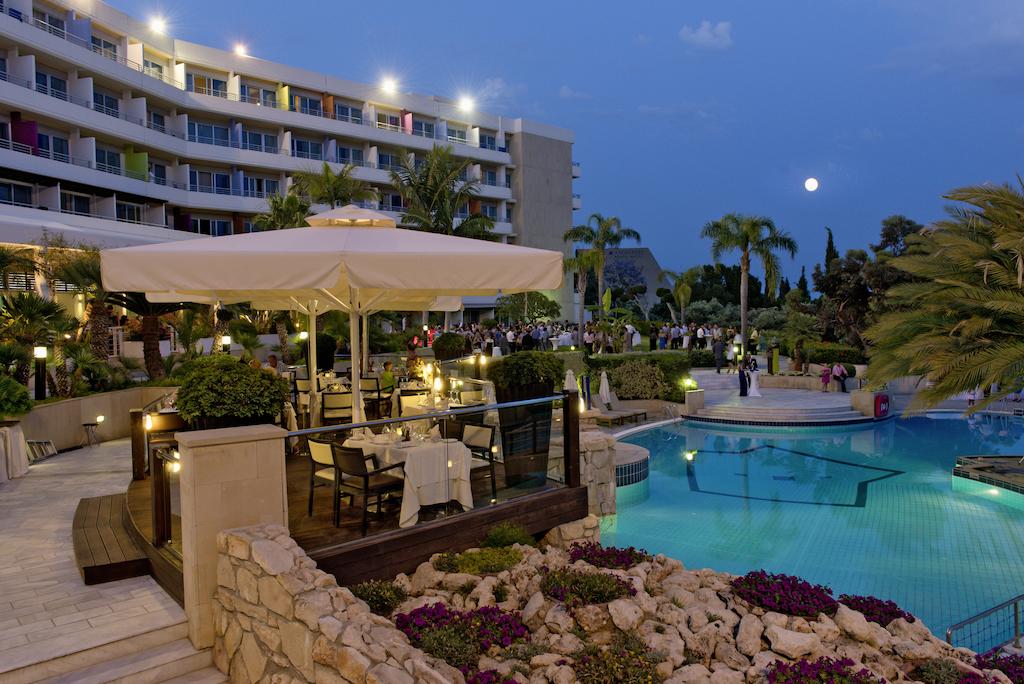 محوطه هتل ساحلی مدیترانه