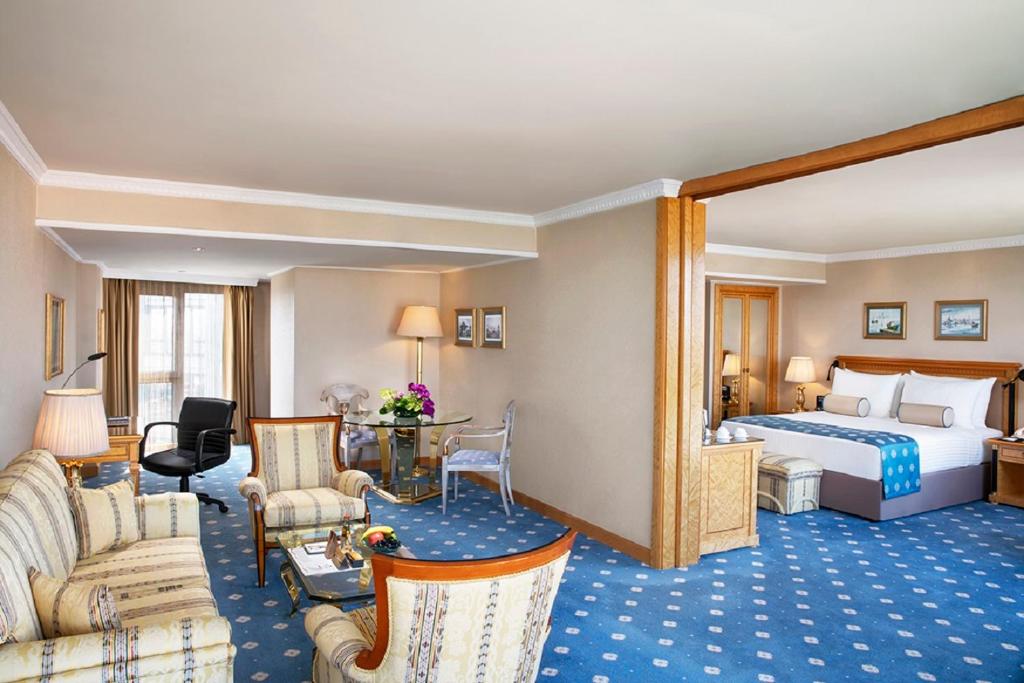 اتاق هتل اینترکانتیننتال استانبول با ویوی تنگه ی بسفر-۲