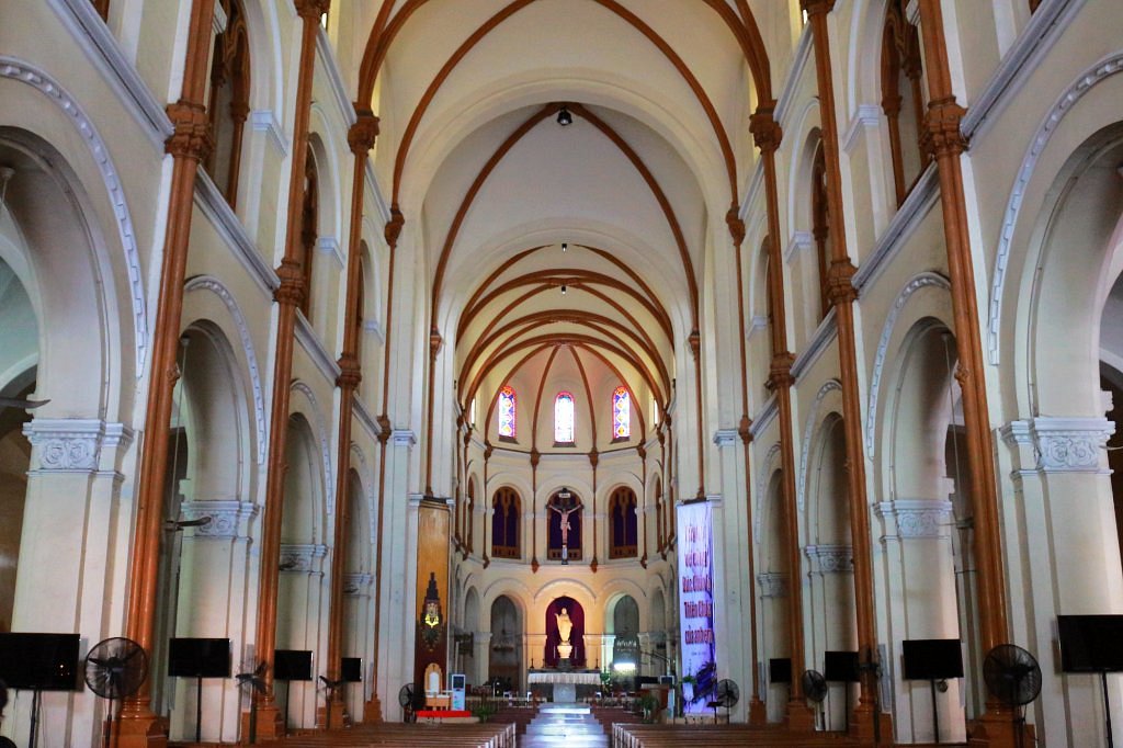 فضای داخلی کلیسا