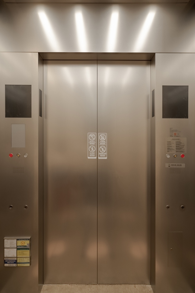 آسانسور های موجود در ساختمان